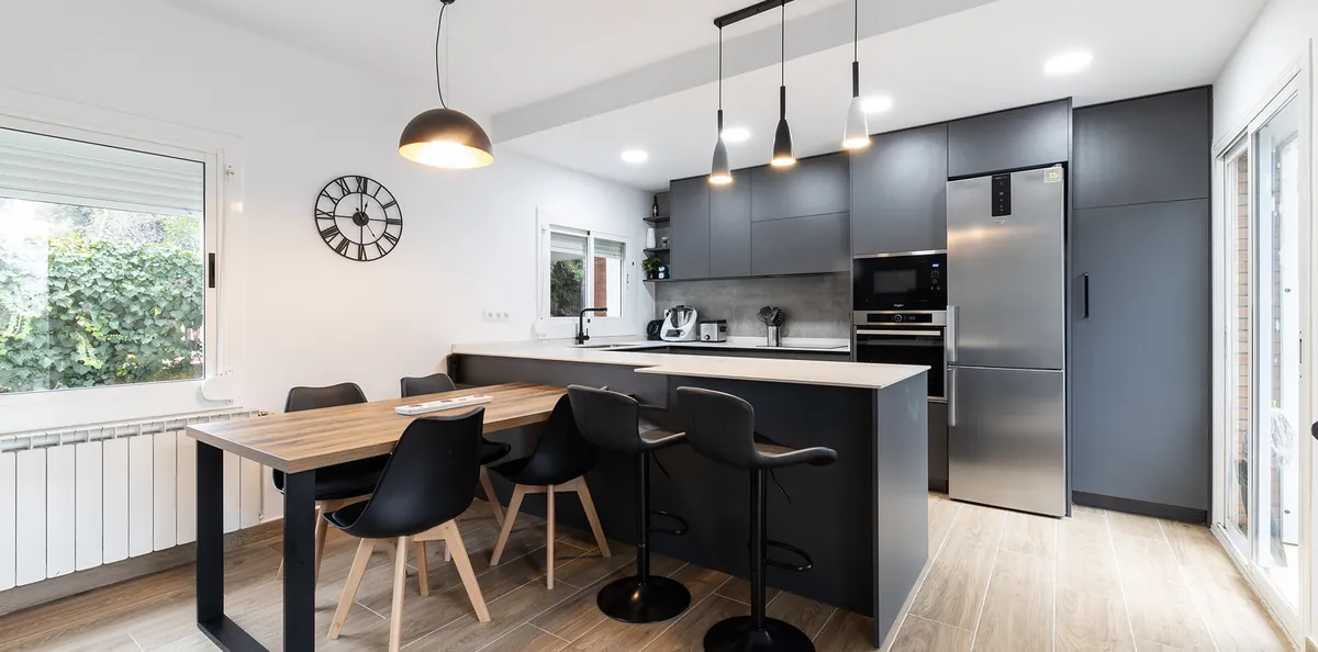 Cocina en gris antracita con isla y comedor